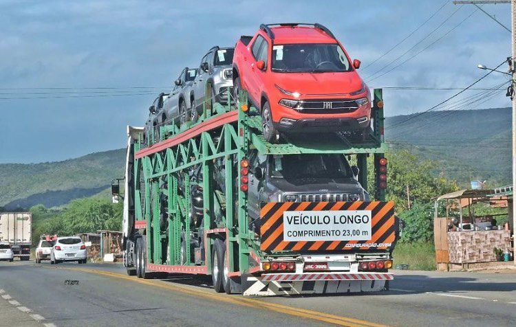 Caminhão cegonha em rota estratégica