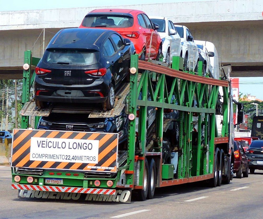 Caminhão cegonha com veículos Fiat multimarcas