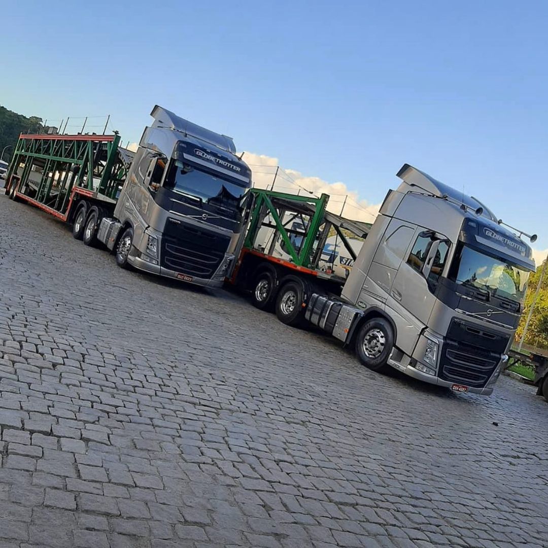 Frota de caminhões cegonha do Grupo Rodoviário JR