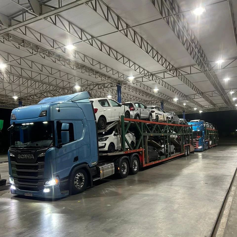 Caminhão Scania em operação contínua noturna