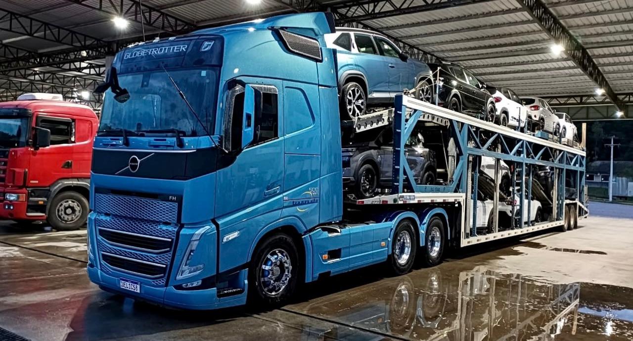 Caminhão Volvo em operação de logística dedicada