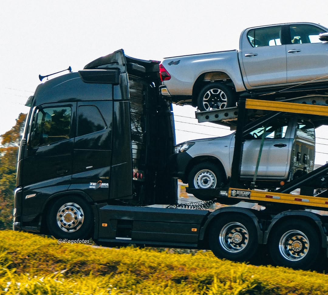 Caminhão cegonha em rodovia brasileira